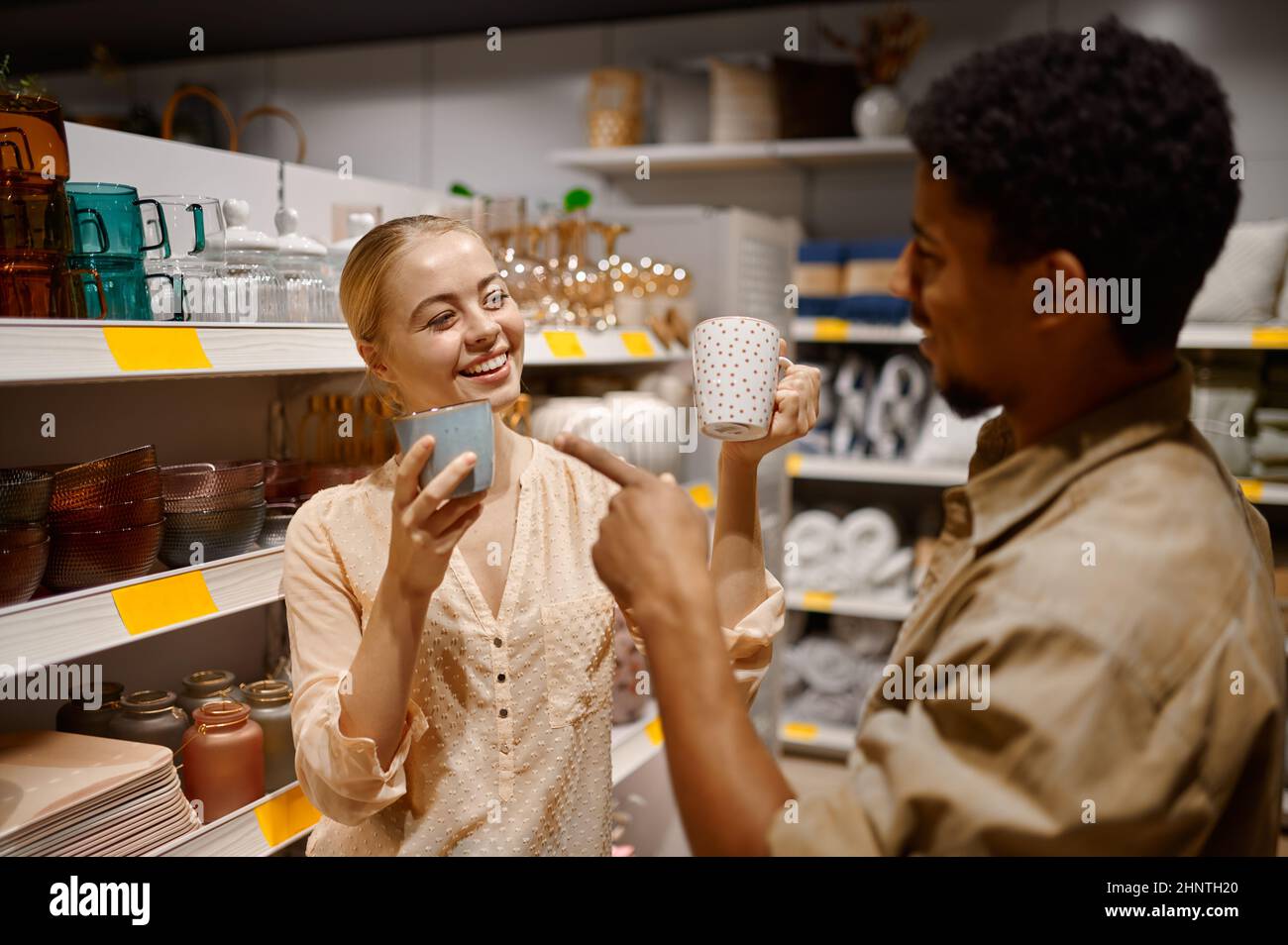 Coppia amorevole che sceglie le tazze di ceramica al negozio Foto Stock