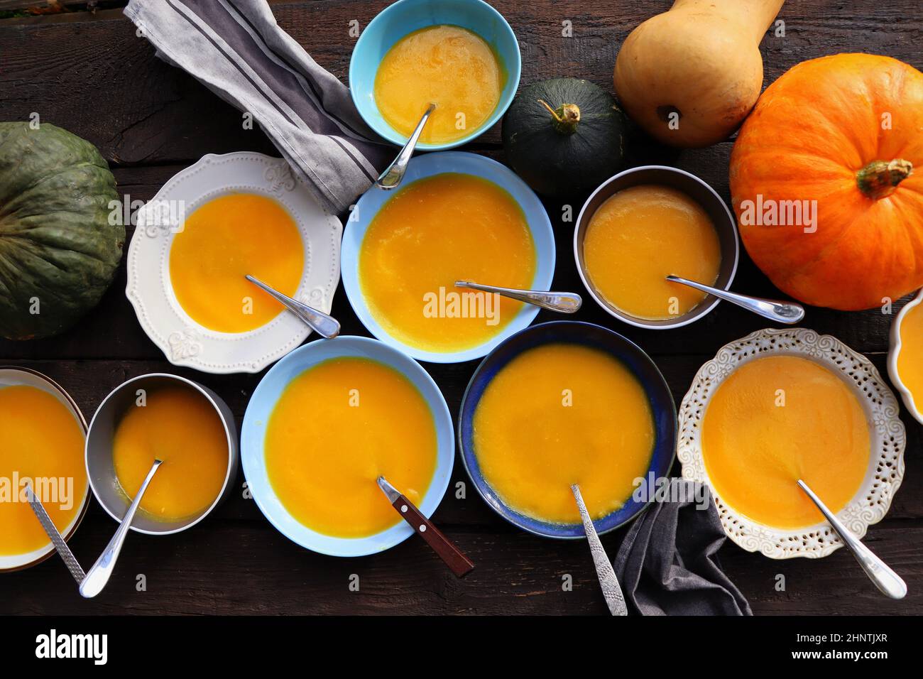 Thanksgiving concetto con zucca, zuppa di zucca .Fall tavolo impostazione per festa autunno con zuppa. Foto Stock