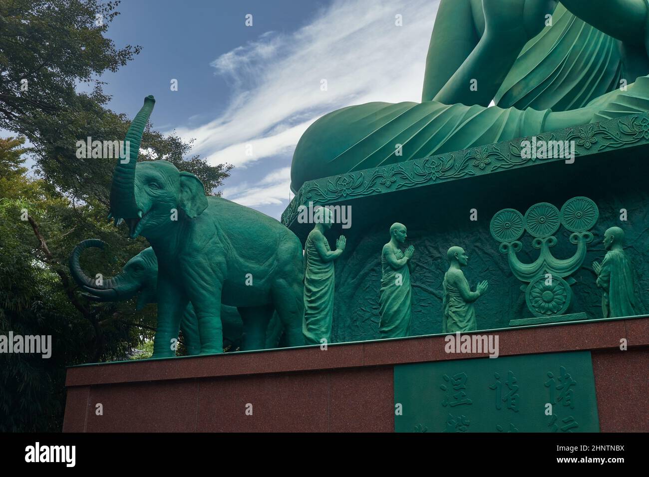 Le figure degli elefanti e dei monaci che circondano la statua del Grande Buddha al tempio di Toganji. Nagoya. Giappone Foto Stock