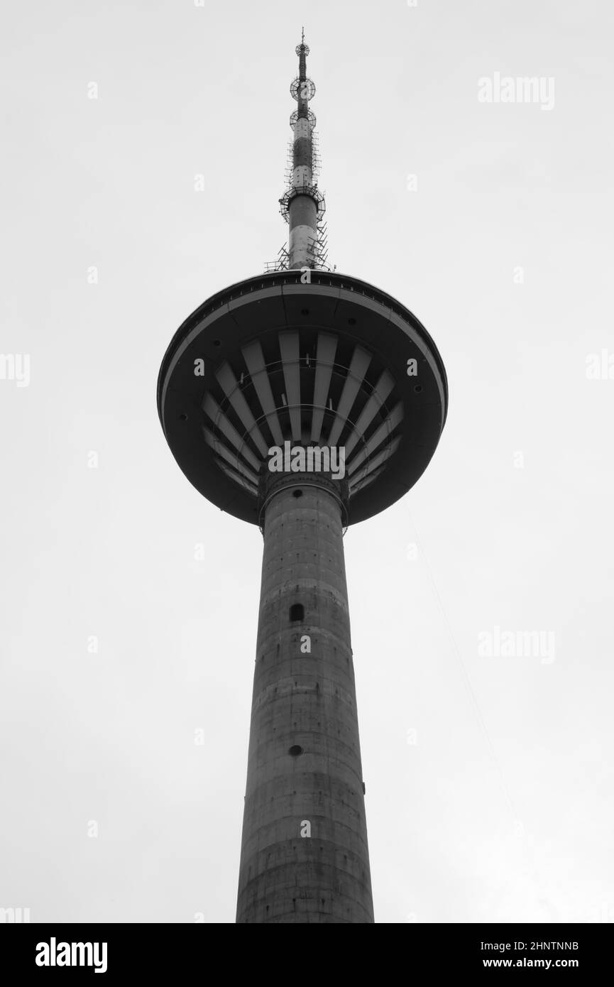 Torre per telecomunicazioni. Antenna radio alta. Grande struttura in metallo bianco e nero Foto Stock