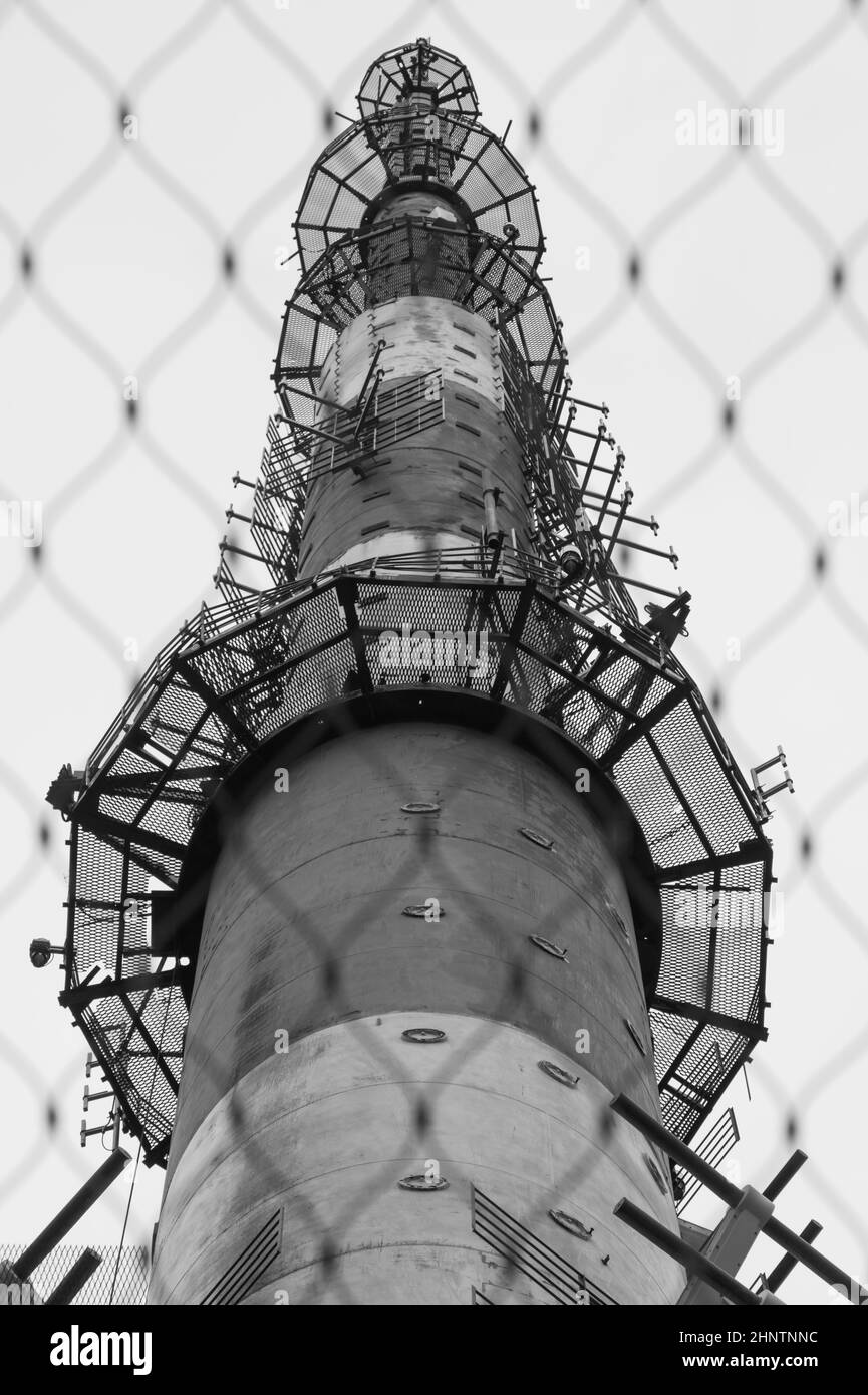 Torre per telecomunicazioni. Antenna radio alta. Grande struttura in metallo bianco e nero Foto Stock