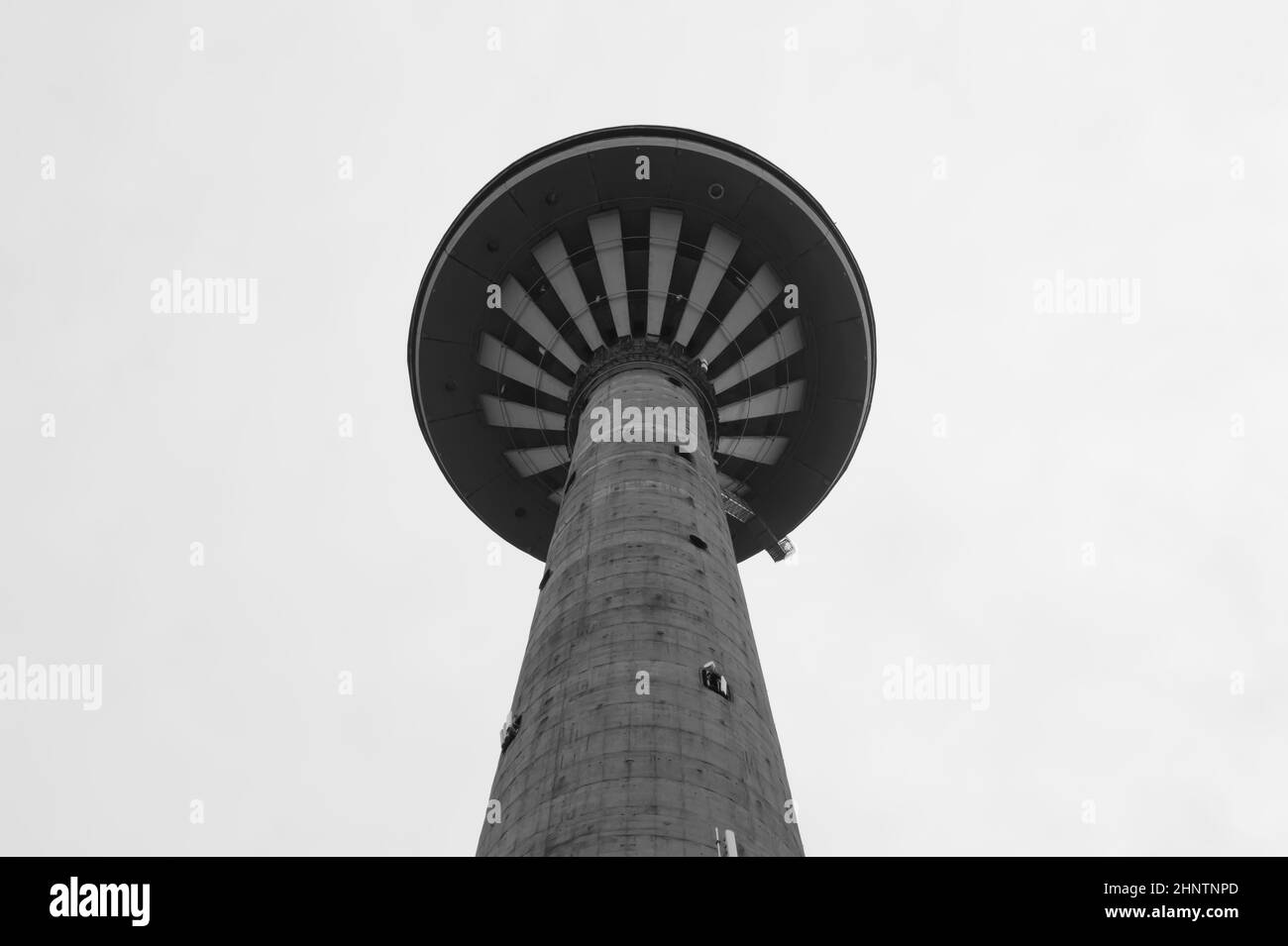 Alta torre di telecomunicazione. Grande costruzione in bianco e nero Foto Stock