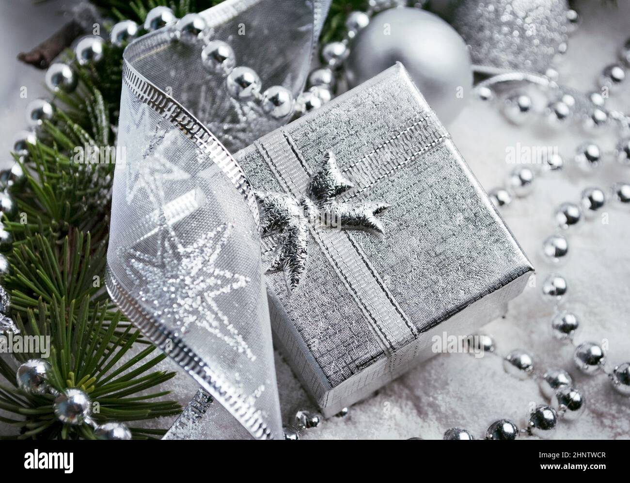 Argento Confezione regalo e decorazione di Natale in finto neve Foto Stock