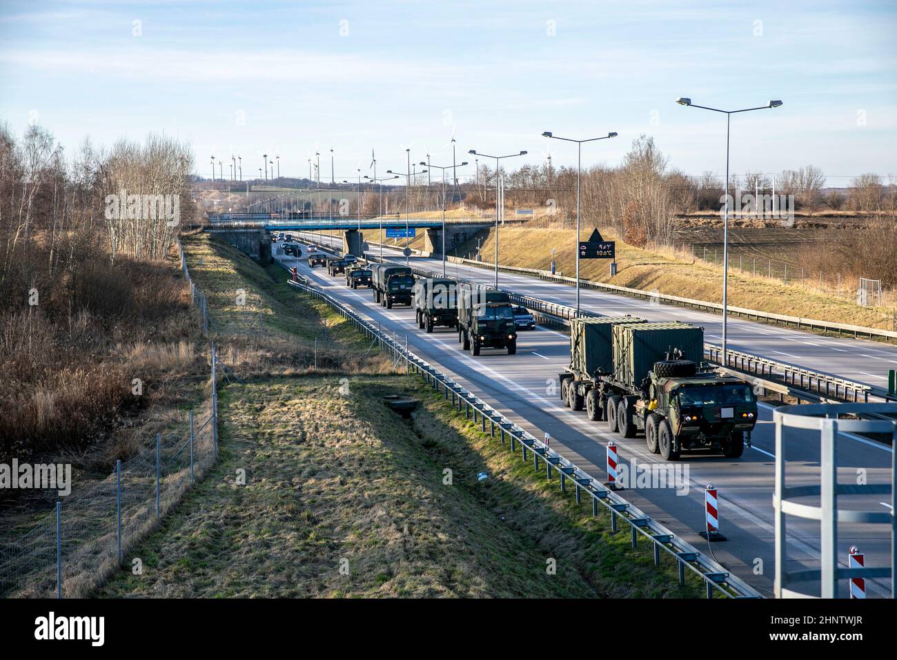 Soldati americani assegnati a 41st Brigata artiglieria campo, attraversare il confine della Polonia durante un convoglio dalla loro base di casa a Grafenwoehr, Germania, quasi 500 chilometri a Zagan, Polonia, 12 febbraio 2022. Circa 150 veicoli e 300 soldati della FAB del 41st hanno convoyed come parte di un esercizio pre-programmato per testare la capacità delle unità di condurre operazioni convive a lungo raggio in condizioni di tempo freddo. (STATI UNITI Foto dell'esercito dello staff Sgt. Nicholaus Kardeke) Foto Stock