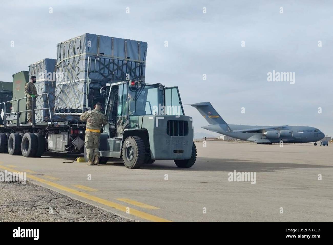 Airmen da 75th Logistics Readiness Squadron trasportano i contenitori di carico riempiti con F-35A Lightning II missione e attrezzatura di supporto prima di essere caricati su una forza aerea C-17 Globemaster il 14 febbraio 2022, alla base aerea di Hill, Utah. Gli Airmen sostenevano lo spiegamento del servizio attivo 388th e Reserve 419th Fighter Wings alla base aerea di Spangdahlem, Germania, per rafforzare la prontezza e migliorare la posizione difensiva collettiva della NATO. (STATI UNITI Air Force foto di Michah Garbarino) Foto Stock