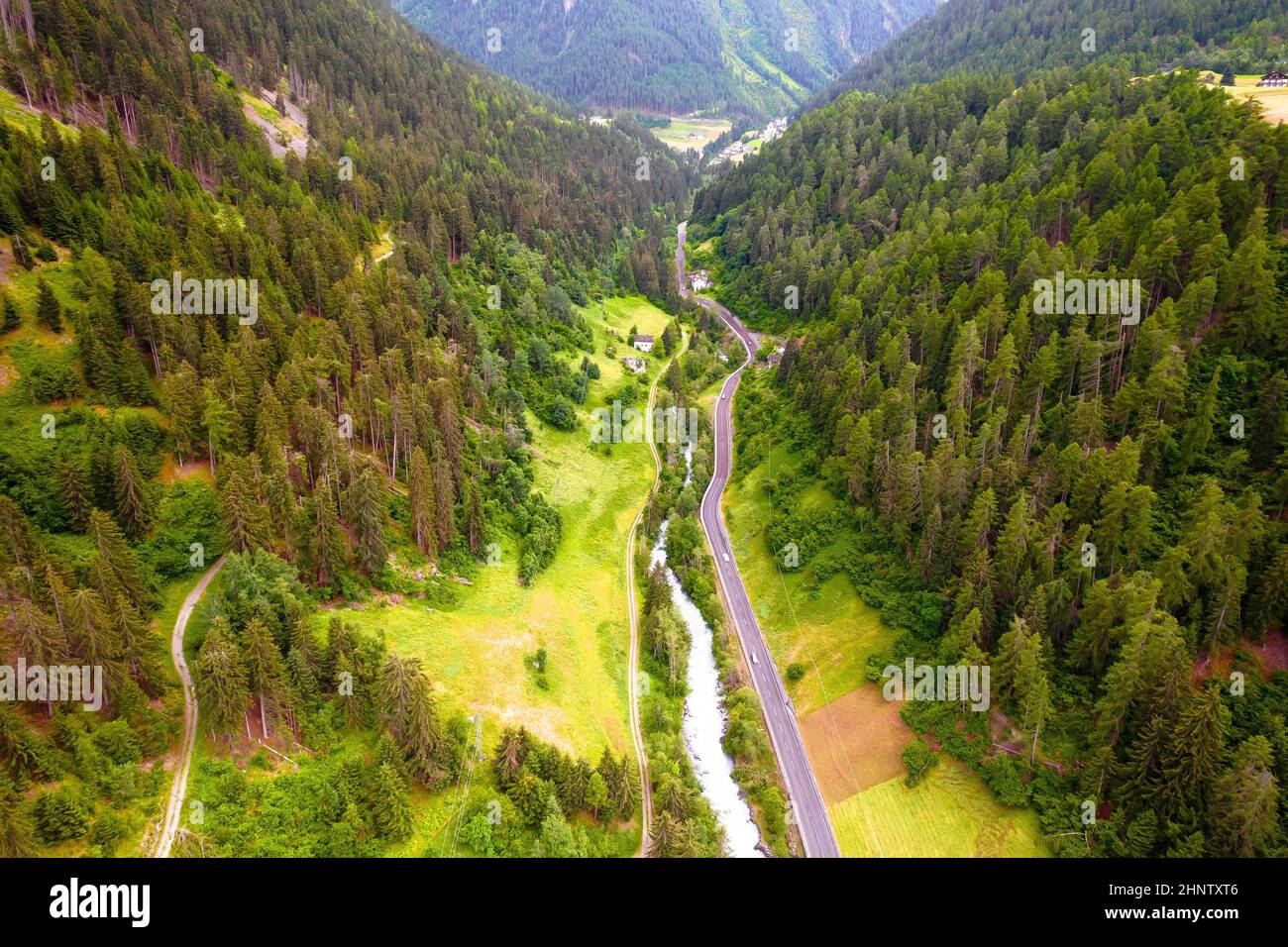 Stelvio strada di passaggio e canyon fluviale nelle Dolomiti Alpi vista aerea, provincia dell'Alto Adige nel nord Italia. Foto Stock