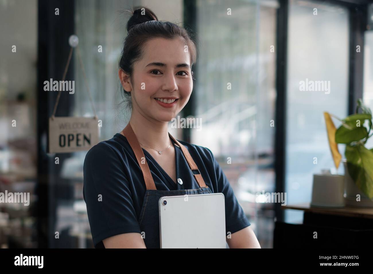 Ritratto di donna asiatica barista caffè proprietario sorriso mentre caffè aperto. Concetto di impresa del venditore dell'imprenditore di PMI. Foto Stock