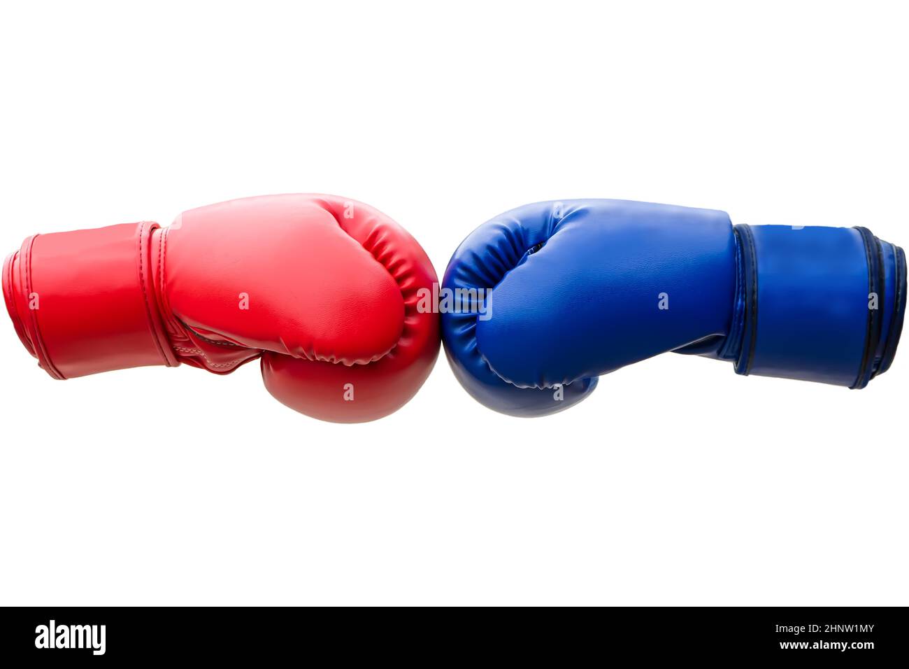 I mittens rossi e blu si scontrano isolati su sfondo bianco. Foto Stock