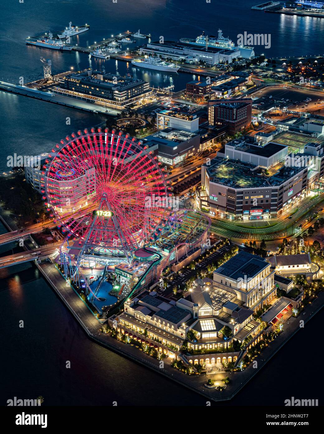 Vista sulla città di Yokohama, Minato Mirai, tramonto, Cosmo Word e ruota panoramica Foto Stock