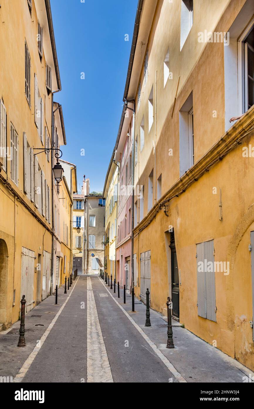 Strada panoramica stretta con vecchie case tipiche di Aix en Provence Foto Stock