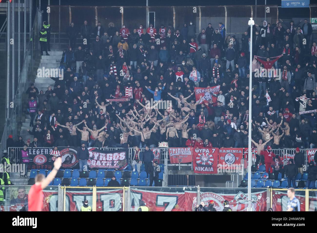Bergamo, 17 febbraio 2022. I sostenitori di Olympiacos durante la partita di calcio della Europa League tra Atalanta e Olympiacos allo stadio Gewiss il 17 febbraio 2022 a Bergamo, Italia. Credit: Stefano Nicoli/Speed Media/Alamy Live News Foto Stock