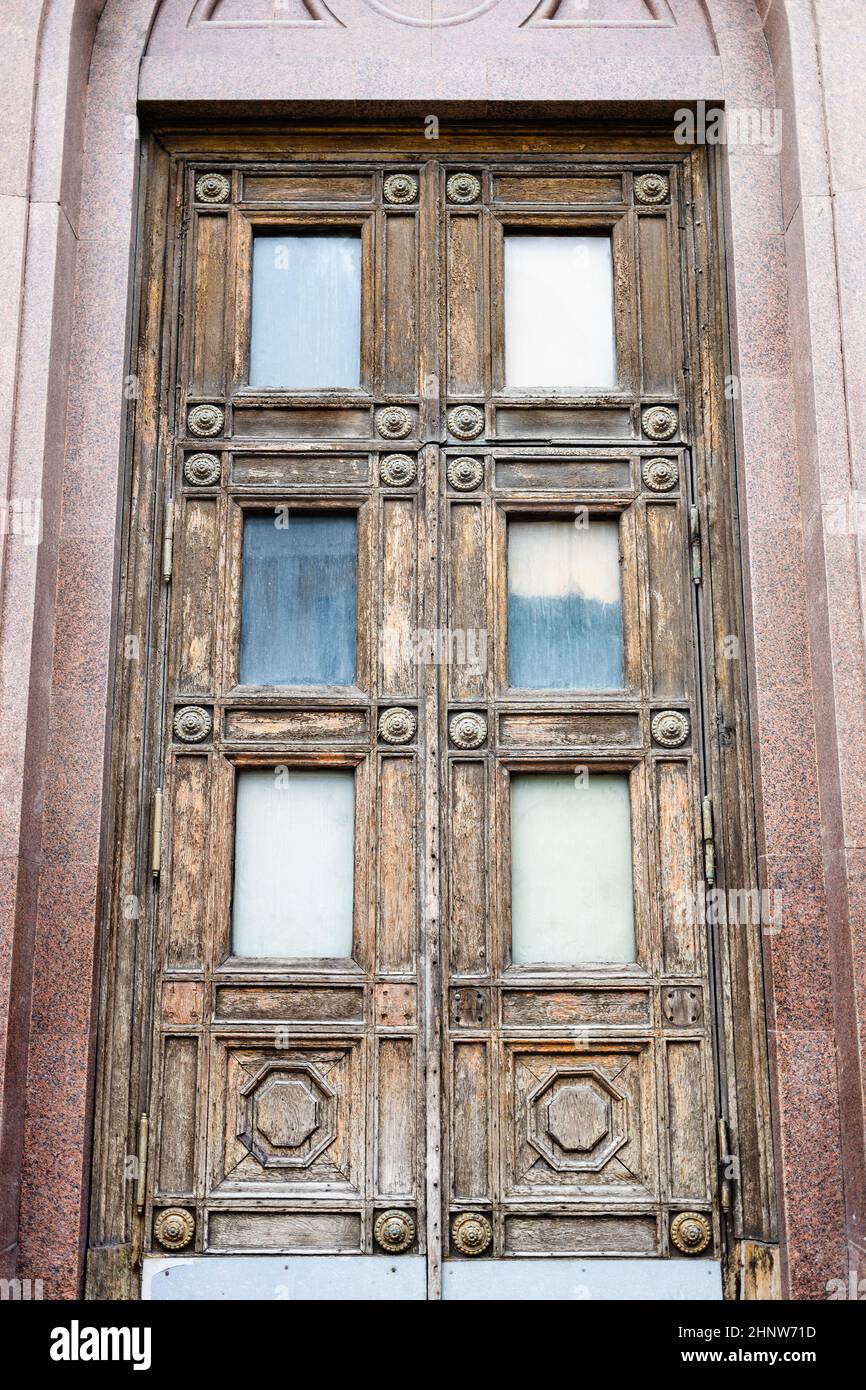 Ingresso porta massiccia in legno con inserti in vetro in granito portale nella città di Mosca Foto Stock
