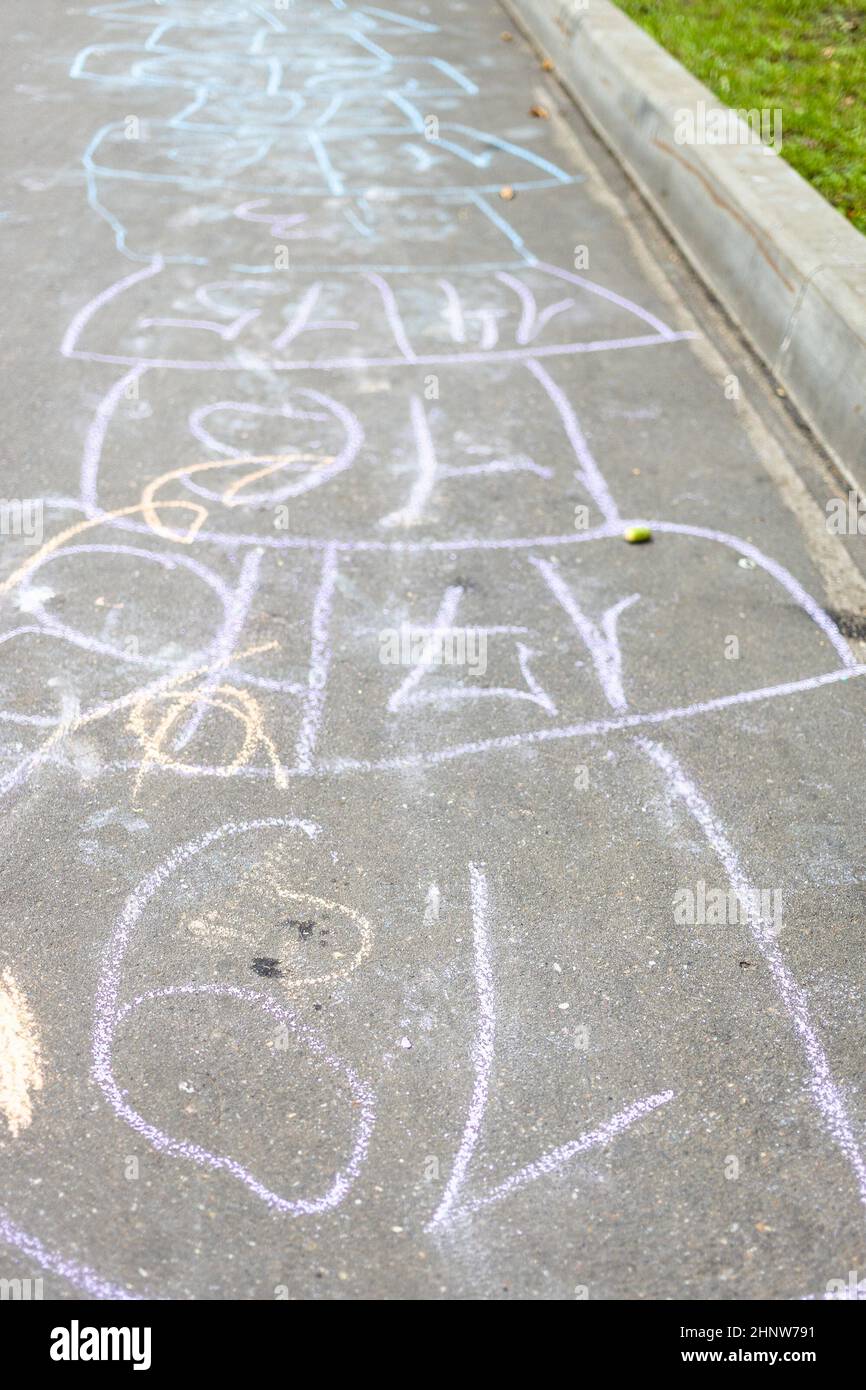 campo di hopscotch su asfalto marciapiede in primo piano nel crepuscolo estivo Foto Stock