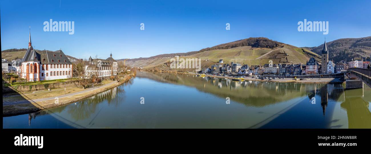 Skyline di Bernkastel-Kues con fiume Mosel e Cusanus Stift in primo piano Foto Stock