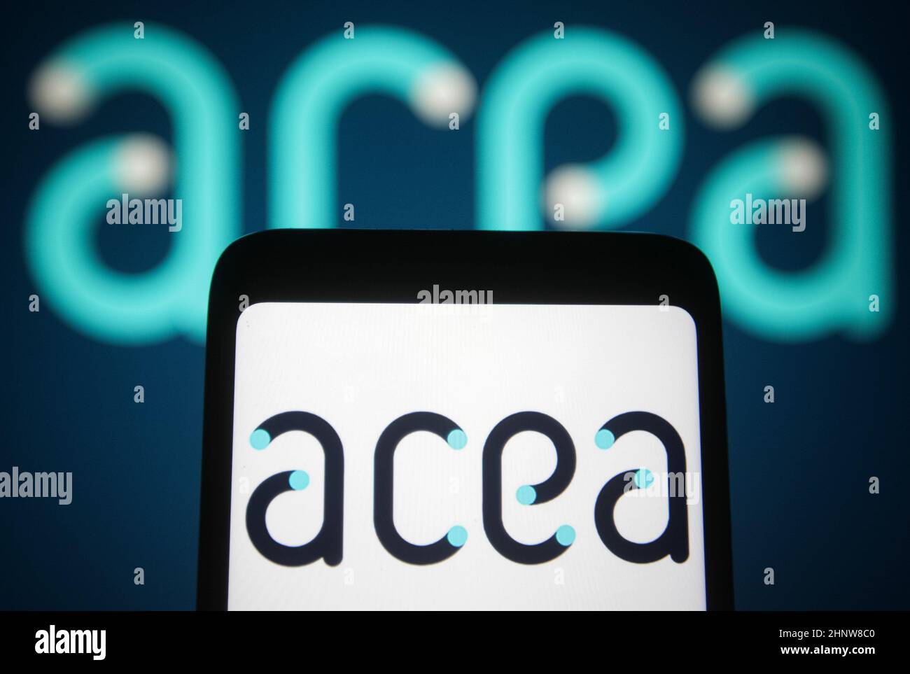 Ucraina. 17th Feb 2022. In questa foto, sullo schermo di uno smartphone e sullo sfondo viene visualizzato il logo ACEA (European Automobile Manufacturers Association). (Foto di Pavlo Gonchar/SOPA Images/Sipa USA) Credit: Sipa USA/Alamy Live News Foto Stock