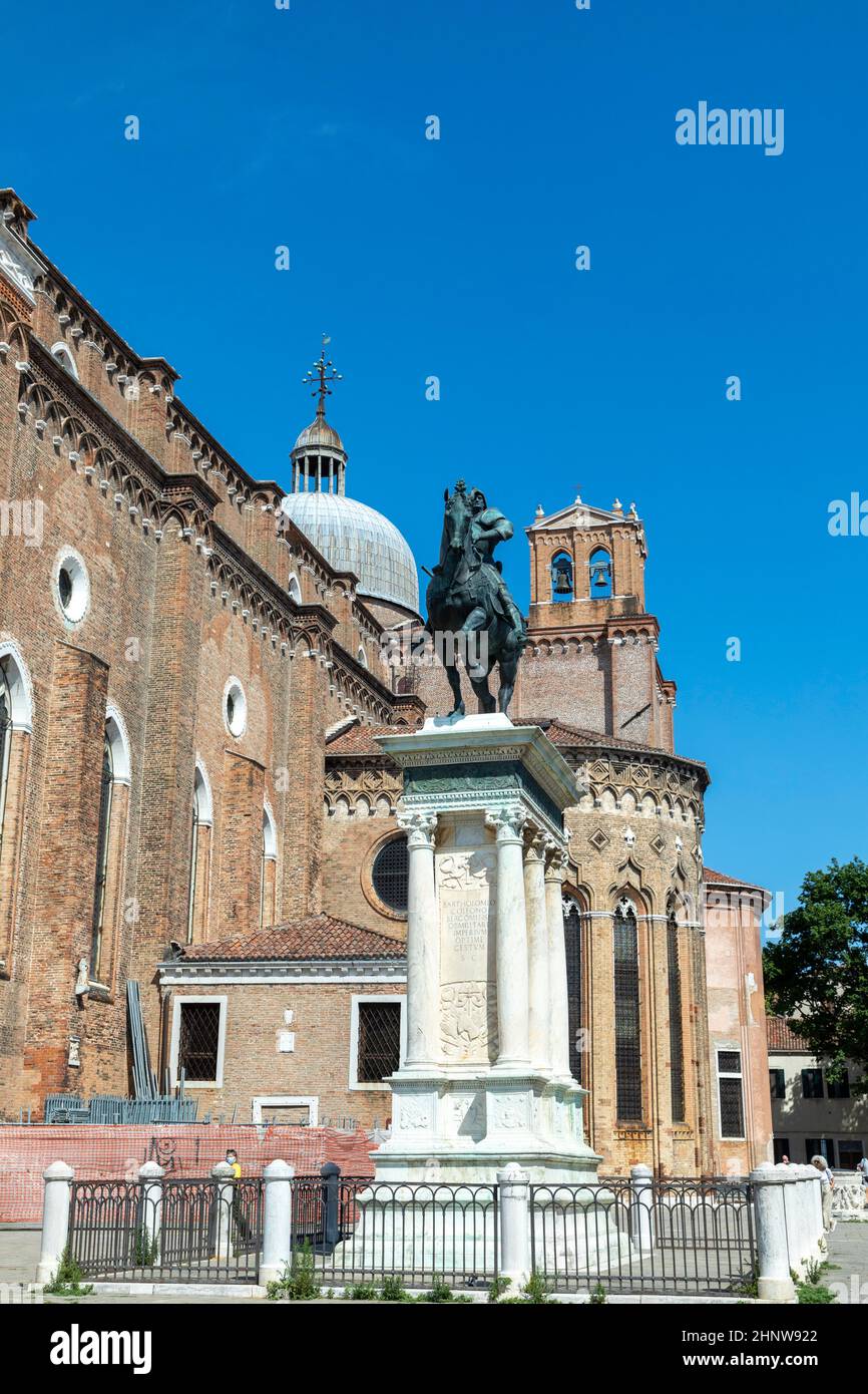 La statua equestre del 15th secolo di Bartolomeo Colleoni è una scultura rinascimentale a campo Santi Giovanni e Paolo, Venezia. Foto Stock