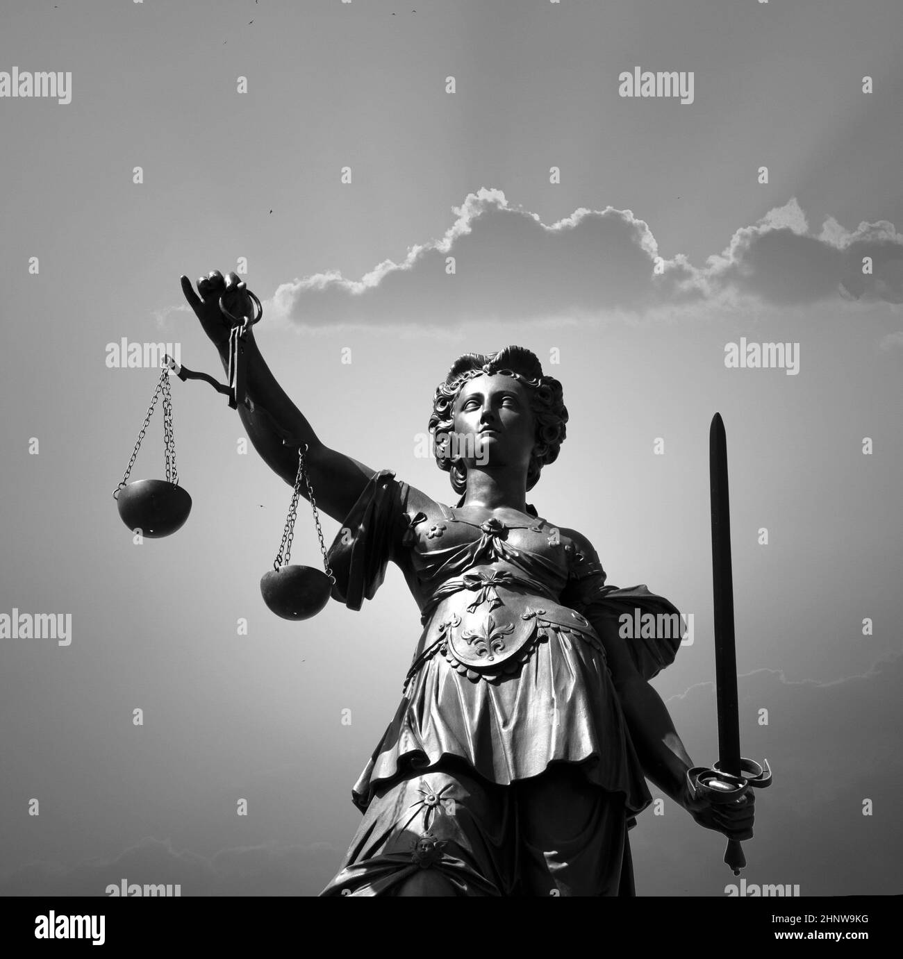 Lady justice al Roemer di Francoforte sul meno simboleggia la Giustizia con spada e scale al tramonto. Foto Stock