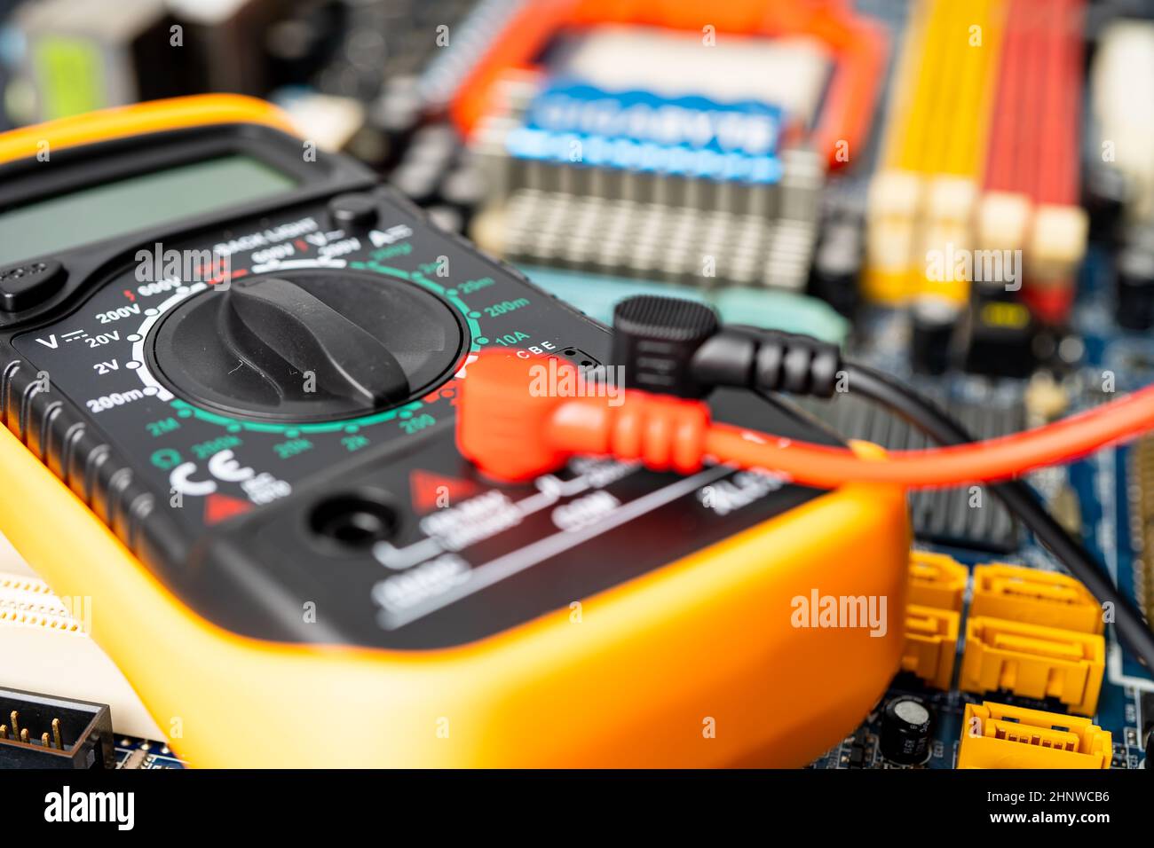 Multimetro con scheda principale, manutenzione, riparazione e controllo del concetto hardware del computer. Foto Stock