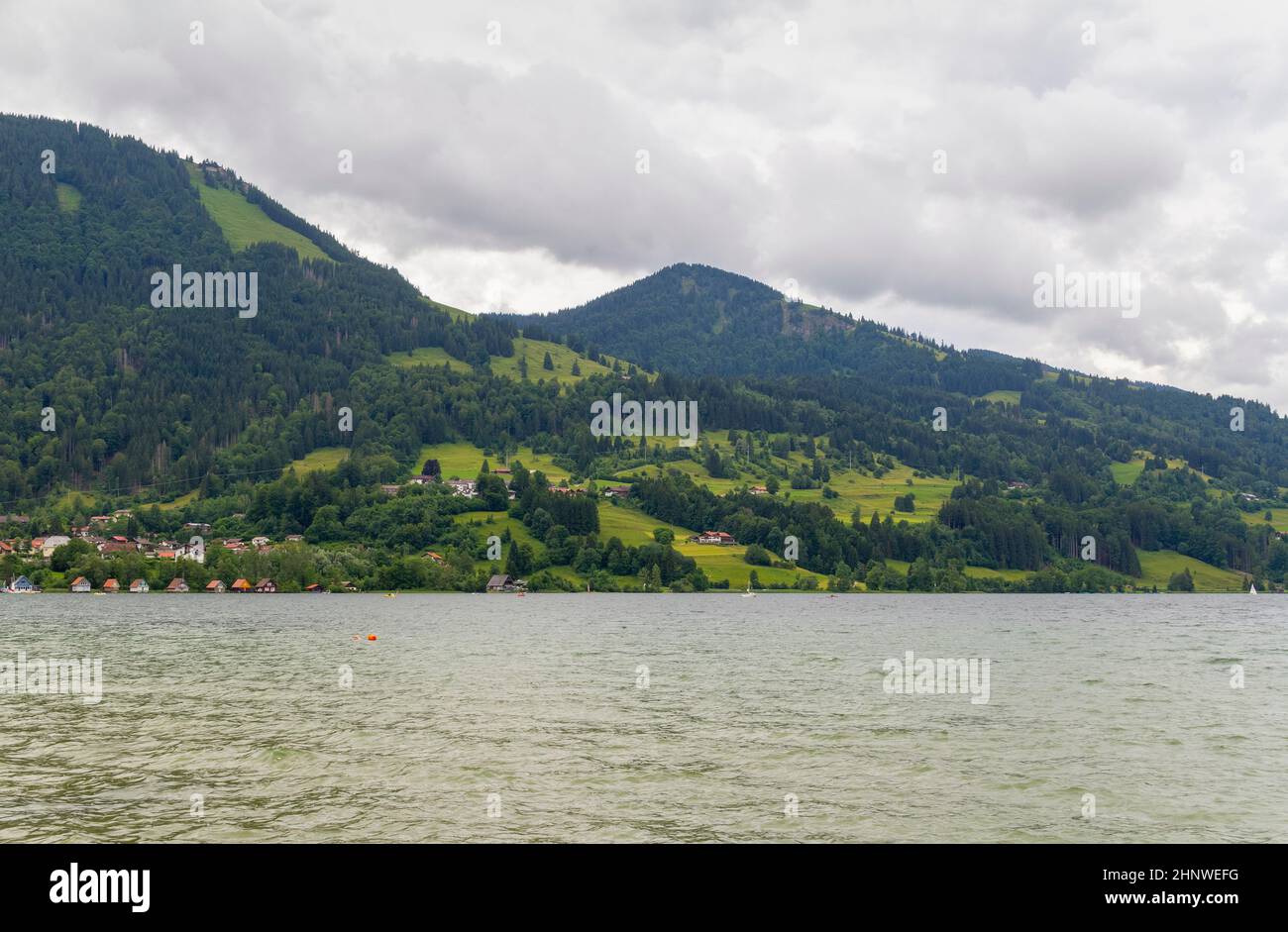 Scenario intorno al Grosser Alpsee, un lago vicino a Immenstadt in Baviera, Germania Foto Stock