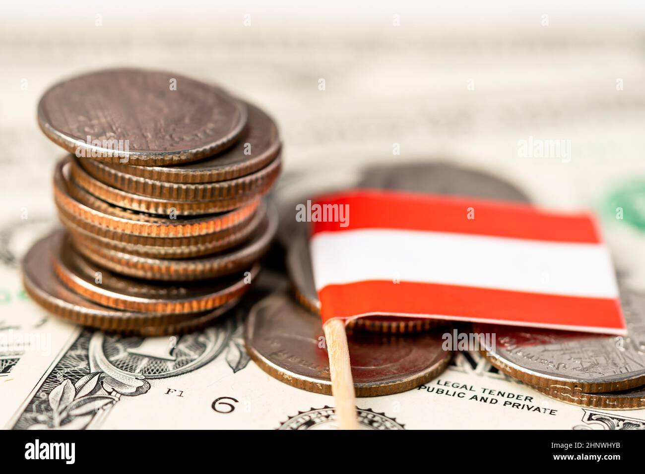 Pila di monete con bandiera austriaca su sfondo bianco. Foto Stock