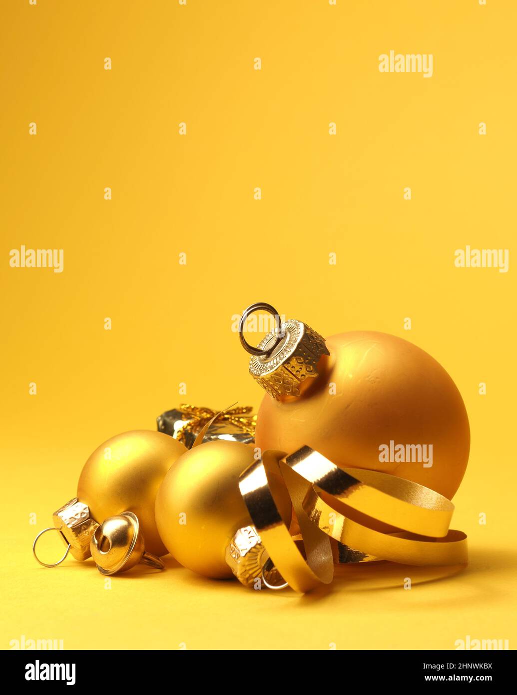 Tre baubles d'oro vintage di Natale su uno sfondo giallo con spazio per il tuo testo o immagine, concetto di vacanza stagionale Foto Stock