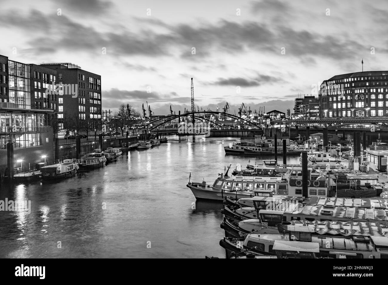 Storica Speicherstadt di notte ad Amburgo Foto Stock