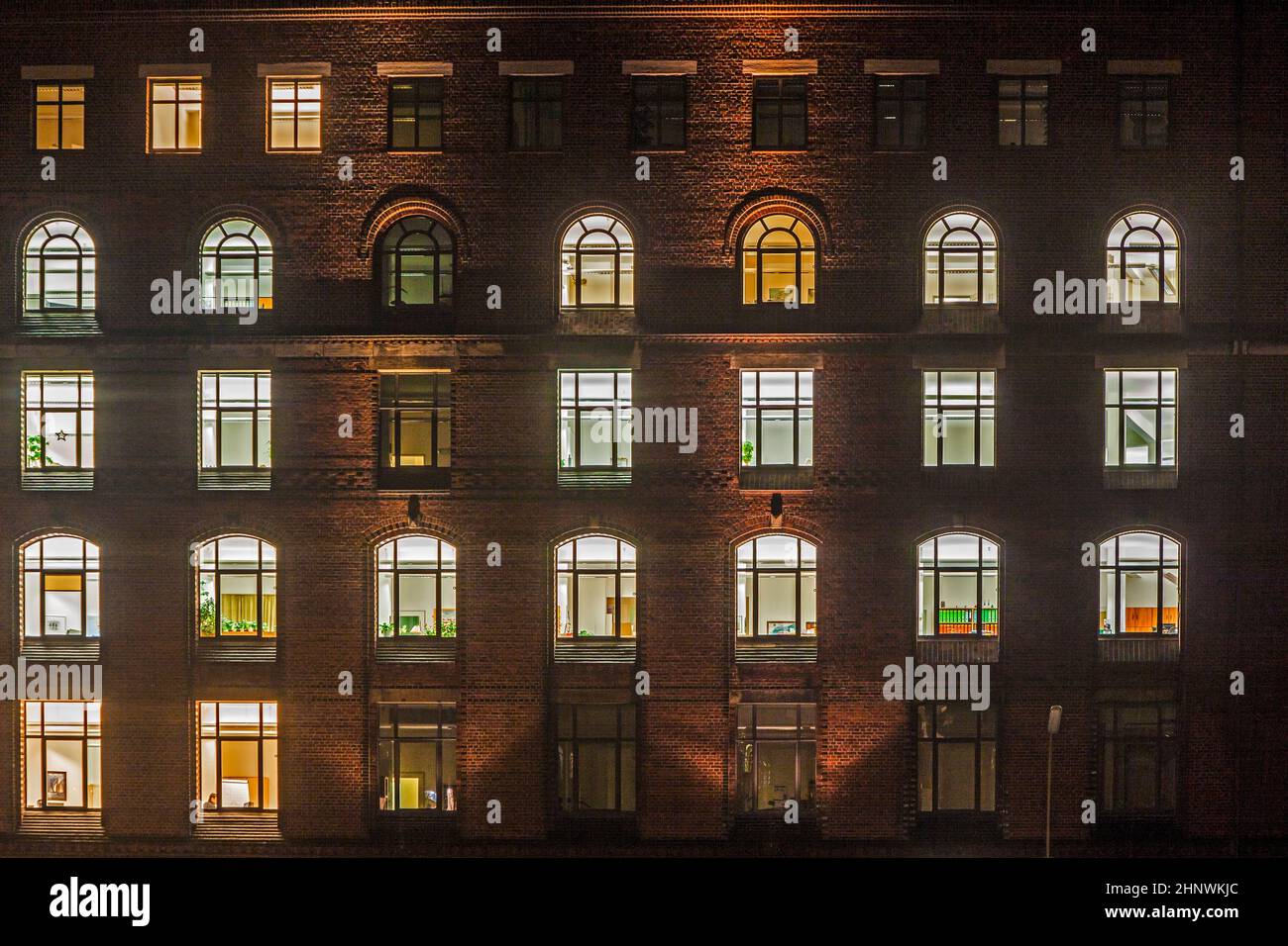 Finestra di edifici di uffici nella storica Speicherstadt di notte ad Amburgo Foto Stock