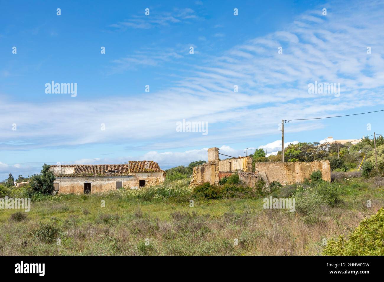 Il vecchio marcio ha danneggiato la capanna contadina abbandonata nella regione dell'Algarve in Portogallo, in Europa Foto Stock