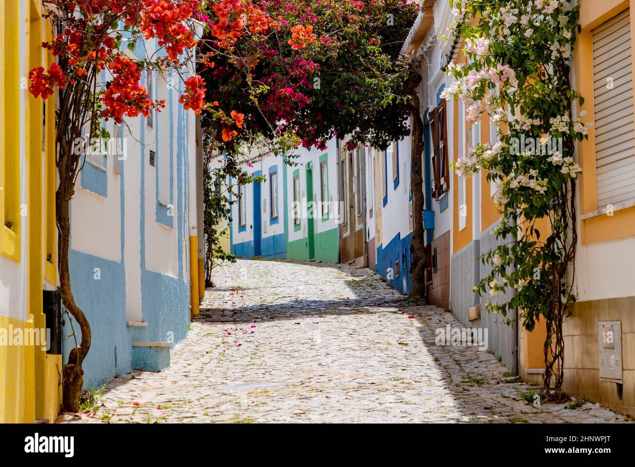 Sui vicoli stretti di Ferragudo, Algarve, Portogallo, Europa Foto Stock