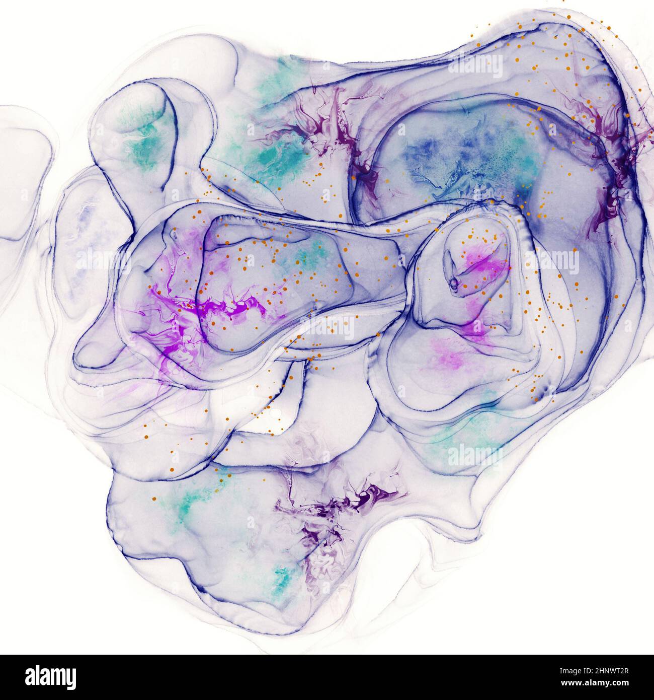 Arte di lusso dalle tonalità viola e fluide punteggiata da accenti rosa e verde e macchie d'oro su sfondo bianco Foto Stock