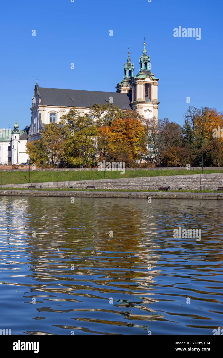 Vista del monastero Skalka dal fiume Vistula in una giornata di sole autunnale, Cracovia, Polonia. È un complesso sacro, una chiesa e un monastero paolino Foto Stock