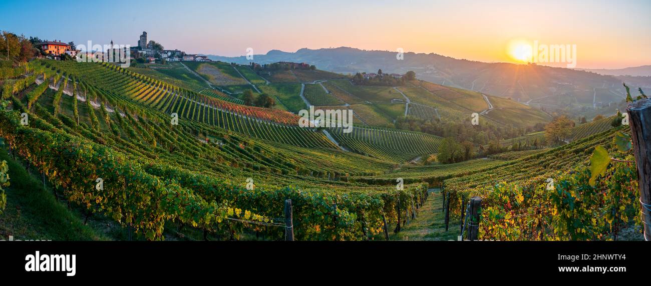Al centro dei vigneti delle Langhe, patrimonio dell'umanità dell'UNESCO, si trova il villaggio di Serralunga d Alba Foto Stock