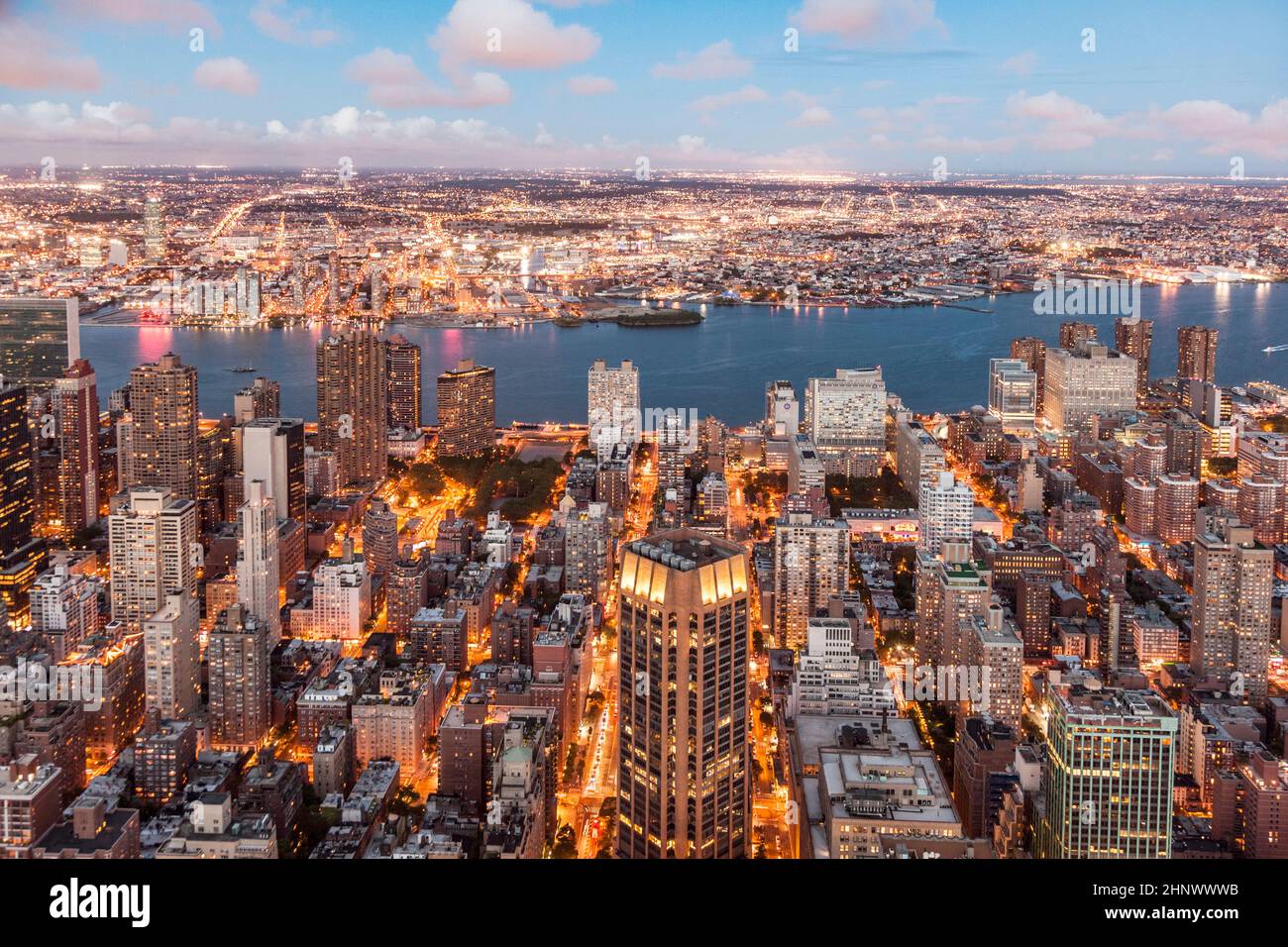 Vista di New York in serata di Manhattan con grattacieli illuminati Foto Stock