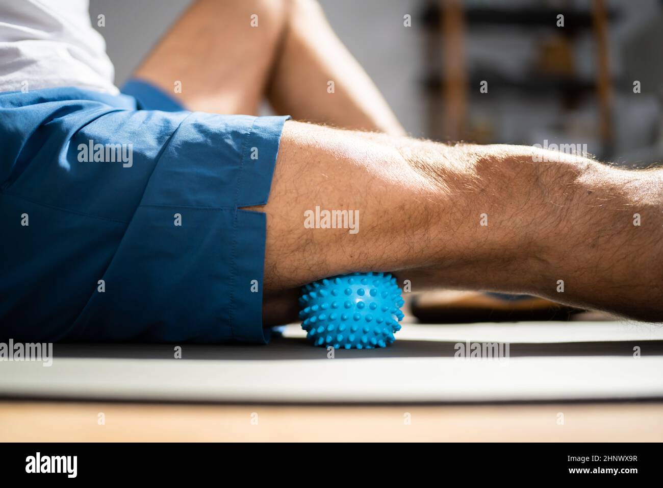 Massaggio gambe con palla da massaggio spiky Trigger Point. Versione miofasciale Foto Stock