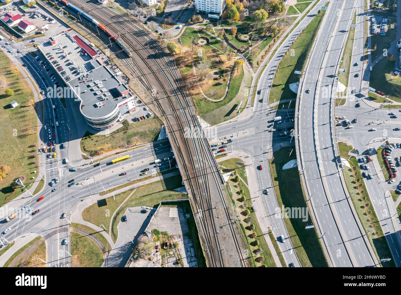 intersezione multilivello di strade e binari ferroviari in città. vista aerea del traffico cittadino. Foto Stock