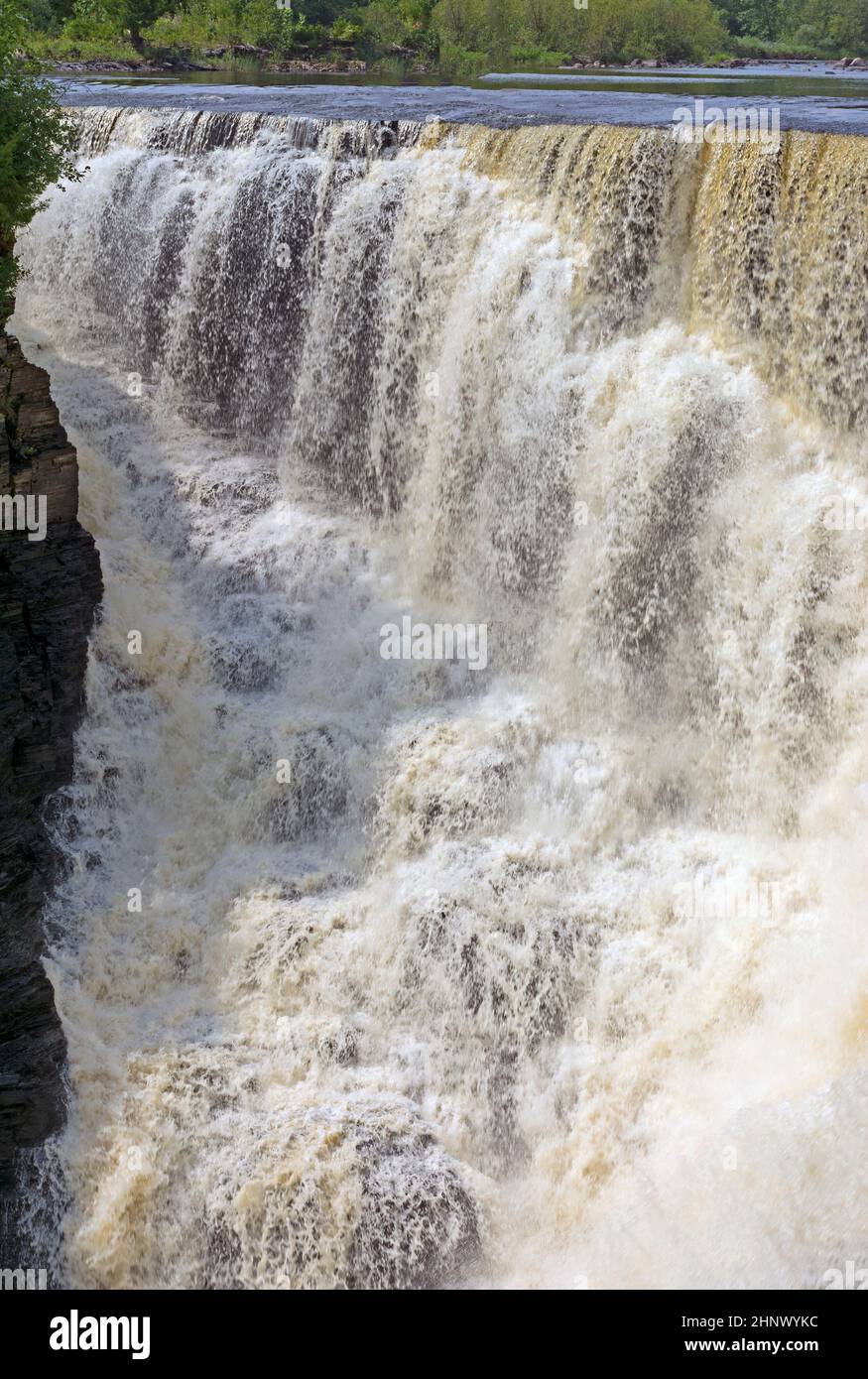 Acque potenti che precipitano in un suggestivo Chasm sulle cascate di Kakabeka in Ontario, Canada Foto Stock