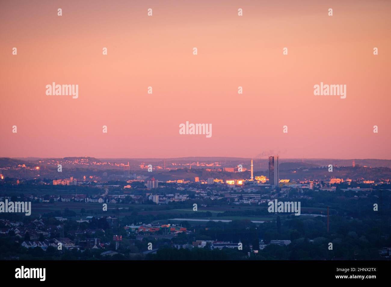 Vista sulla città di Fellbach con enorme torre Foto Stock