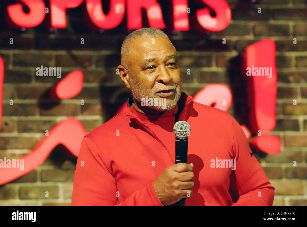 St. Louis, Stati Uniti. 17th Feb 2022. Ex St. Louis Cardinals Shortstop e membro della National Baseball Hall of Fame, Ozzie Smith introduce i membri del campione del mondo 1982 St. Louis Cardinals in campo durante un evento PGA Reach, al Ballpark Village di St. Louis giovedì 17 febbraio 2022. Foto di Bill Greenblatt/UPI Credit: UPI/Alamy Live News Foto Stock