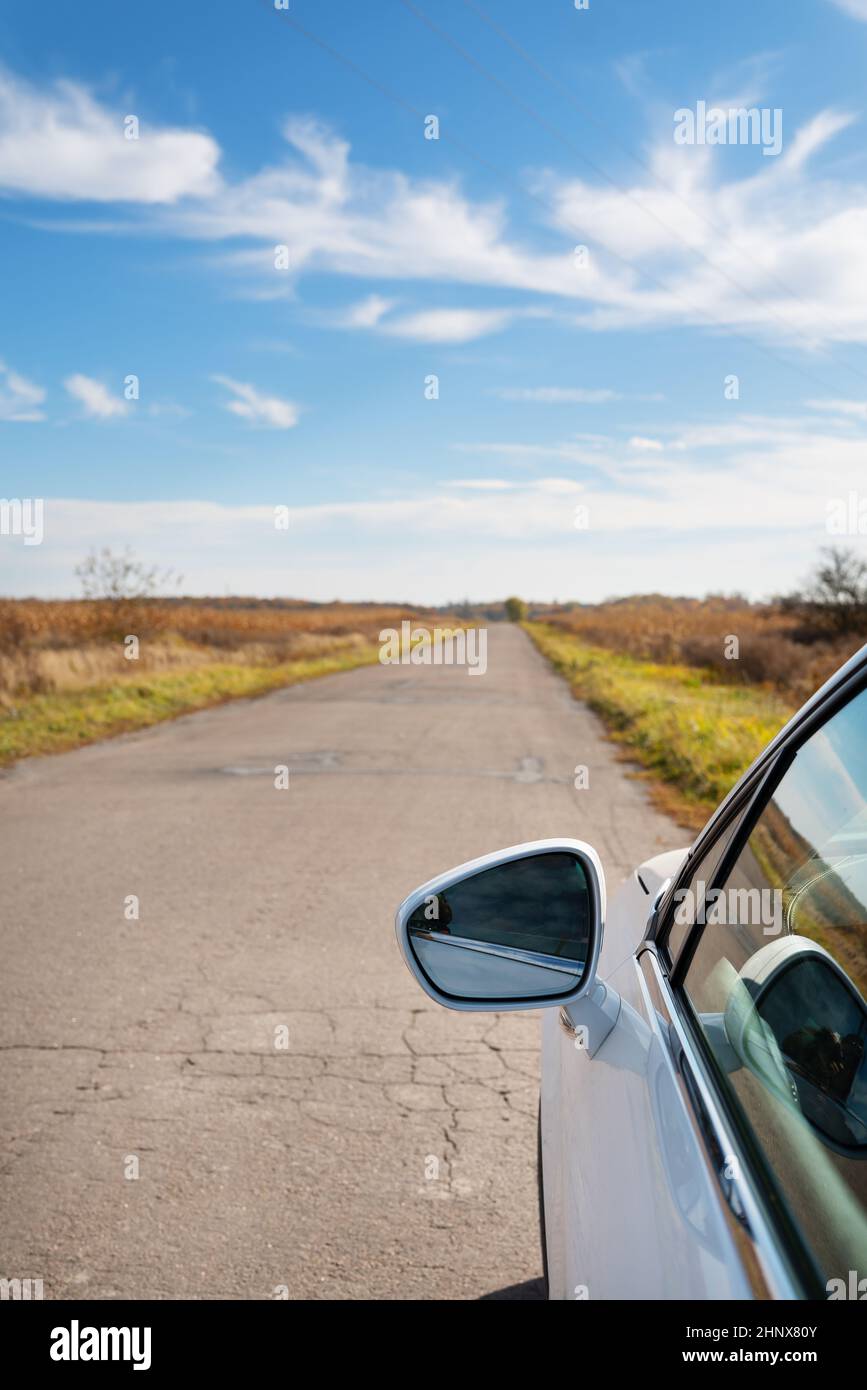 Cattiva strada vecchia, molti fori nella strada asfaltata. Viaggiare in auto, problema di auto, arresto, riparazione Foto Stock