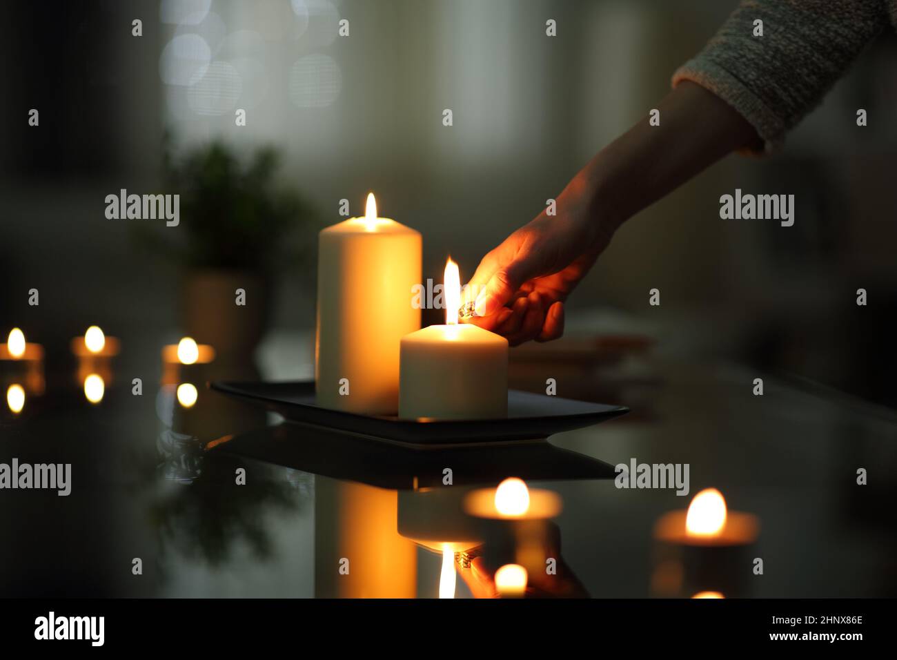 Candela di illuminazione con un accendisigari. Accendino a mano con fiamma  Foto stock - Alamy