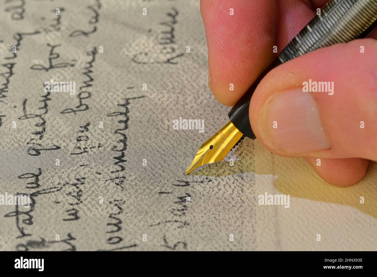 Penna stilografica antica scrittura. Scrittura a mano - scrivere con una penna  stilografica. Scrittura a mano antica Foto stock - Alamy