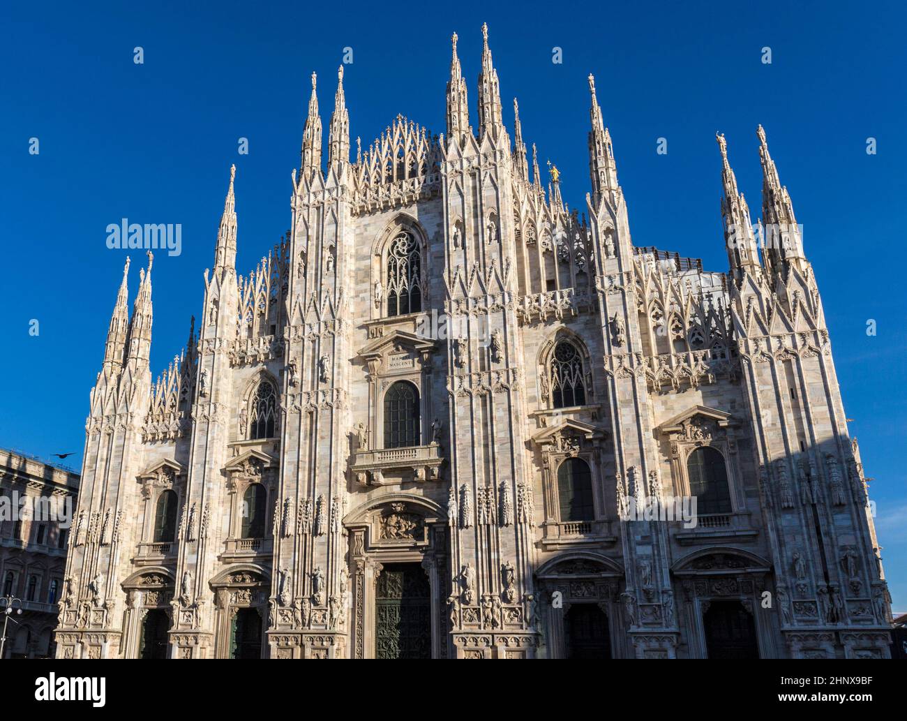 Duomo di Milano sotto il cielo blu a Milano. Foto Stock