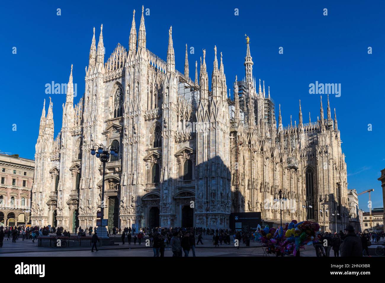 Duomo di Milano sotto il cielo blu a Milano. Foto Stock