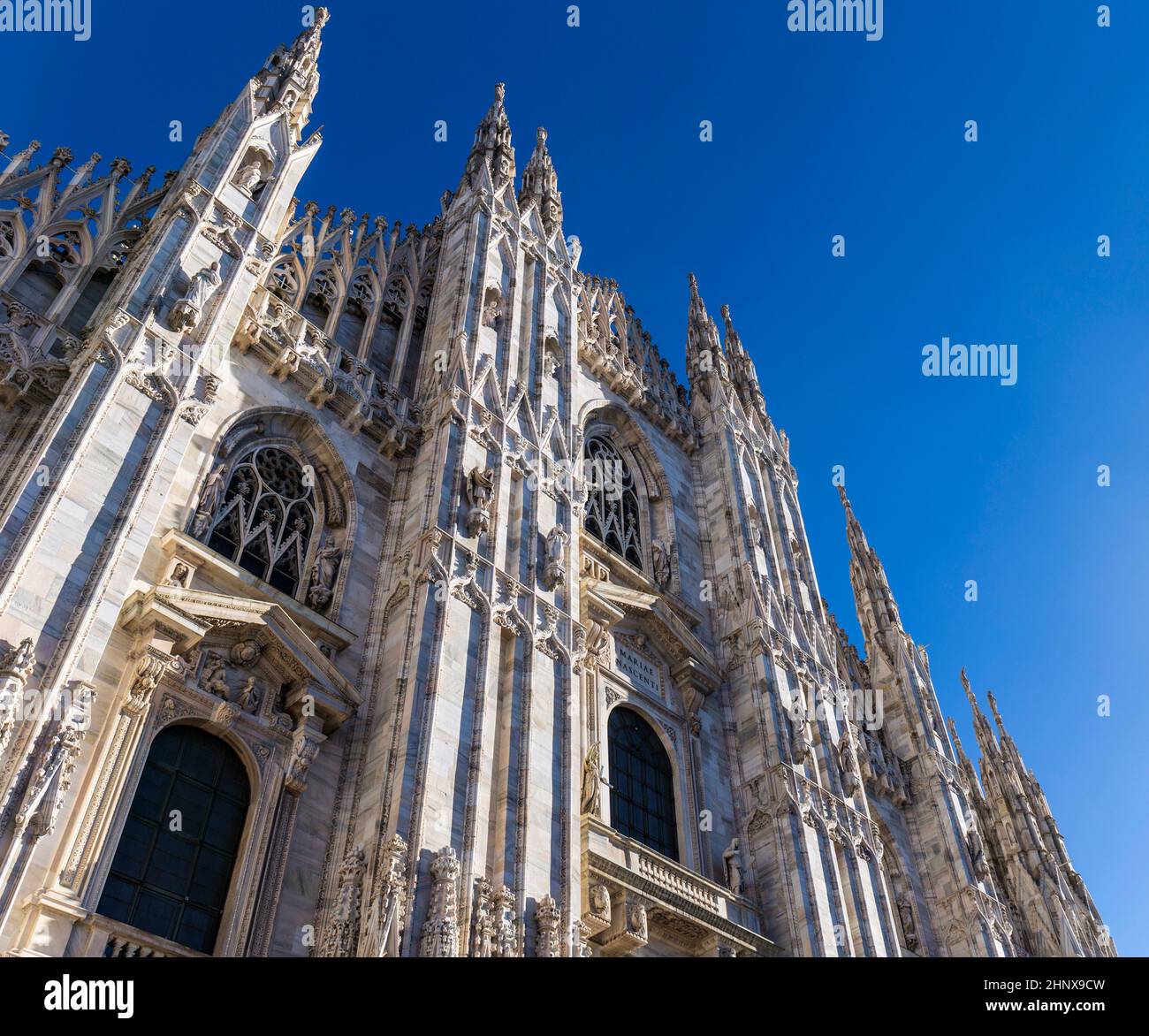 Duomo di Milano sotto il cielo blu a Milano. Foto Stock