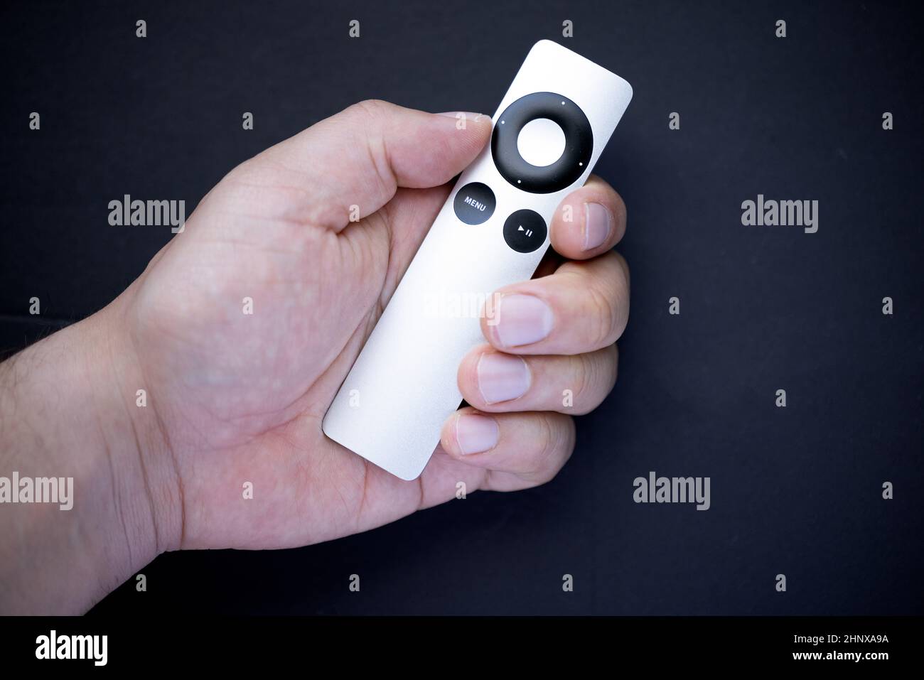 Calgary, Alberta, Canada. 2 novembre 2021. Un telecomando Apple Remote che  controlla Apple TV di seconda e terza generazione Foto stock - Alamy