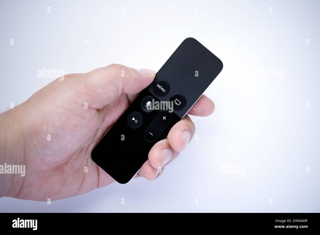 Calgary, Alberta, Canada. 2 novembre 2021. Telecomando Apple Siri, controllo vocale con chip Fusion a10X con architettura a 64 bit. Foto Stock