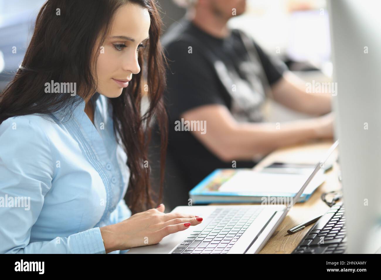 Il team del call center lavora alle scrivanie dell'ufficio Foto Stock