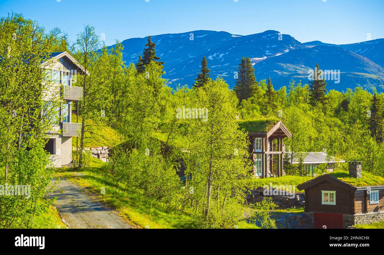 Bellissimo panorama di Norvegia Hemsedal Skicenter con montagne capanne e cielo blu. Foto Stock