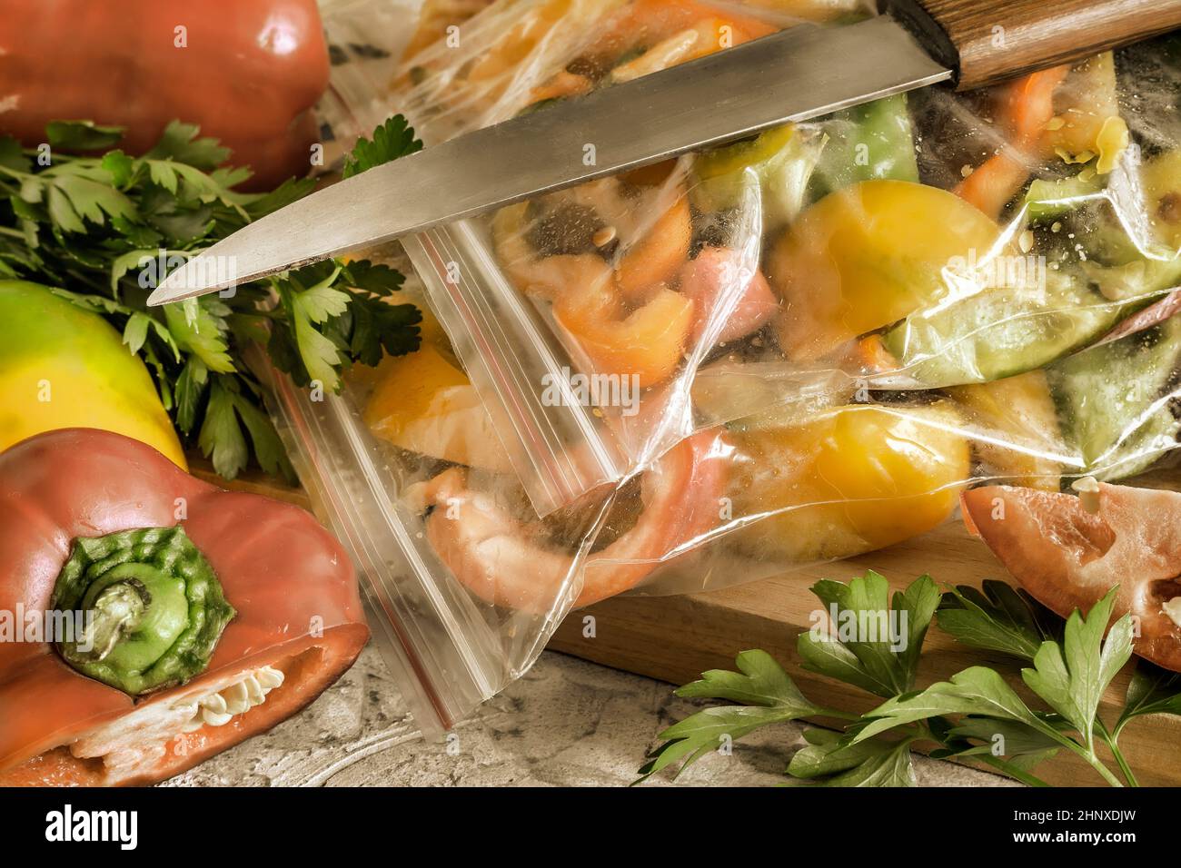 Affettato frutti maturi di peperone in sacchetti di cellophane, preparati per il congelamento e la conservazione a lungo termine nel comparto freezer del frigorifero. V. Anteriore Foto Stock