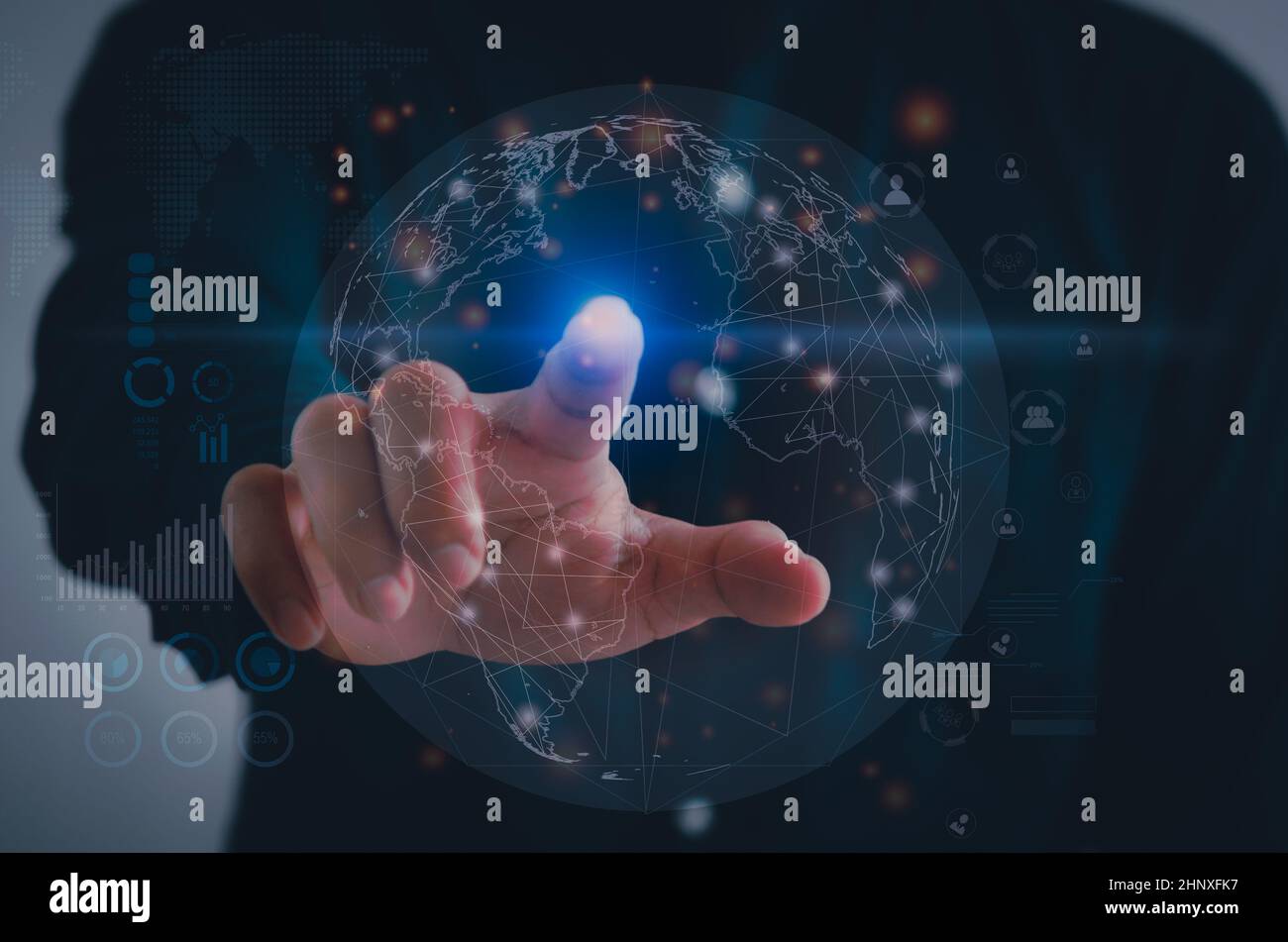 Comunicazione digitale e tecnologia virtuale concetto WEB 3,0 e metaverse. Mano touch globo internet. Foto Stock